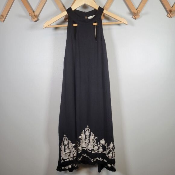 Entro Embroidered Key Hole Dress - Picture 1 of 10
